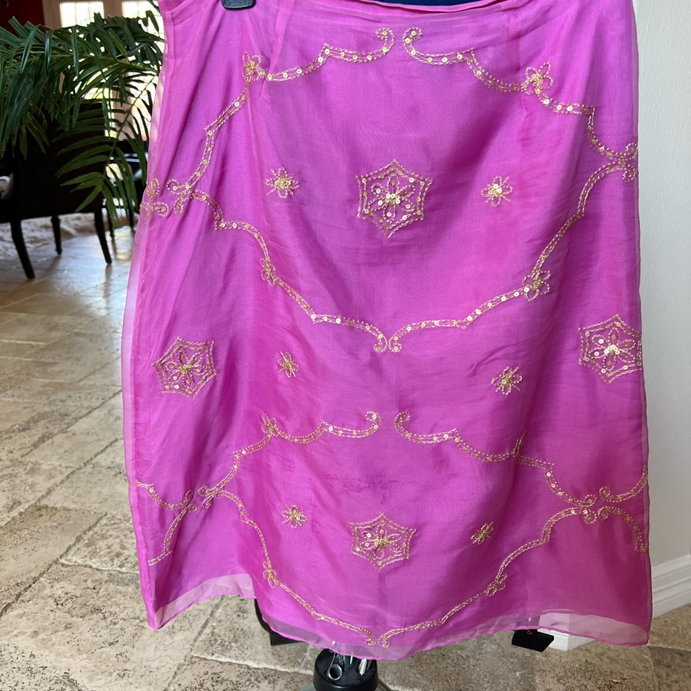 Beautiful embroidered 100% silk skirt, size 8 hi waisted